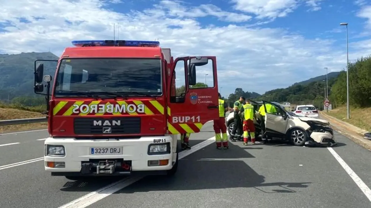 Muere una joven conductora tras colisionar el coche que conducía con un camión, accidente de tráfico, choque, colisión, salida de vía, salirse de la vía