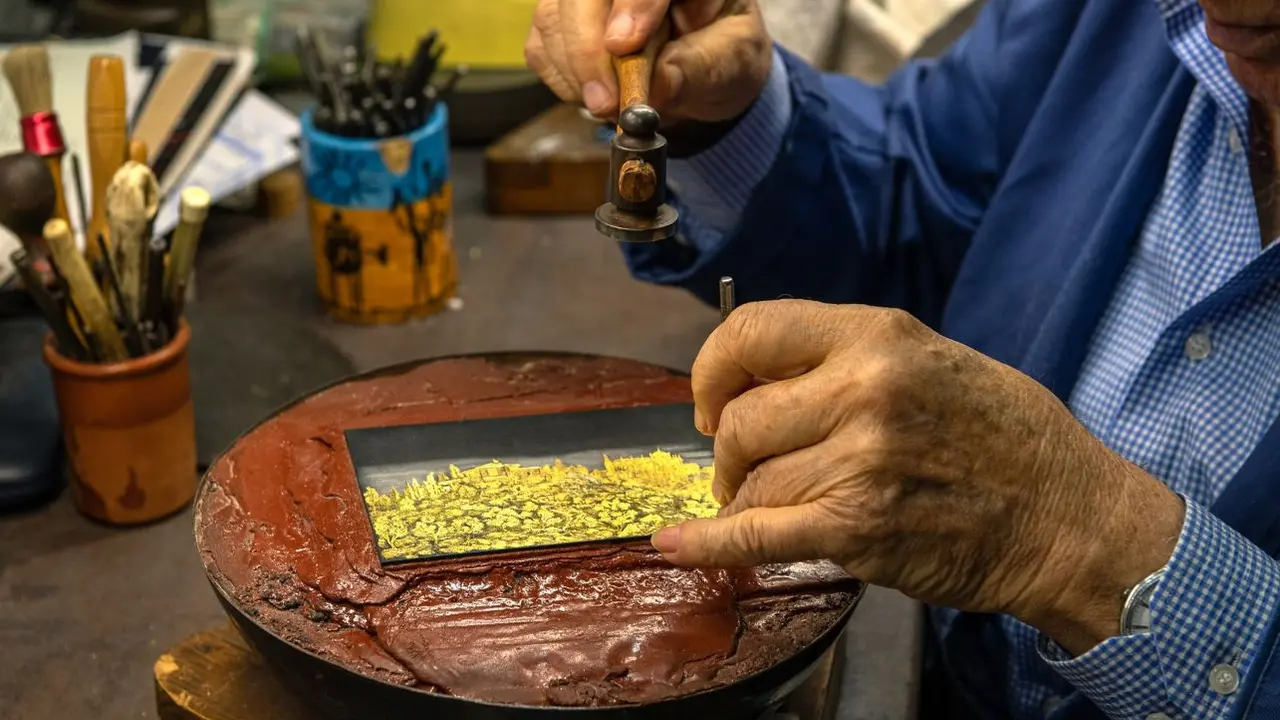 Damasquinadores toledanos piden una etiqueta para "diferenciar" sus productos. En la imagen un artesano del damasquinado en su taller toledano
