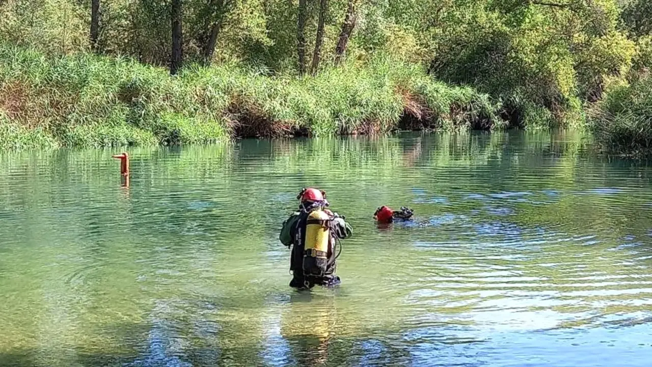 Los GEAS de la Guardia Civil inician la inmersión para buscar a un joven desaparecido en aguas del río Tajo en Trillo (Guadalajara) - Fotografía: CMM