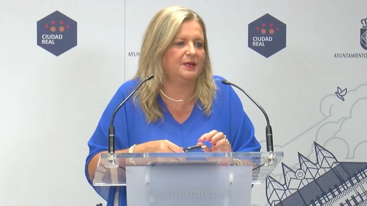La viceportavoz del equipo de Gobierno del Ayuntamiento de Ciudad Real y concejala de Servicios Sociales, Aurora Galisteo, durante la rueda de prensa que ha ofrecido para informar de los asuntos aprobados por la Junta de Gobierno Local