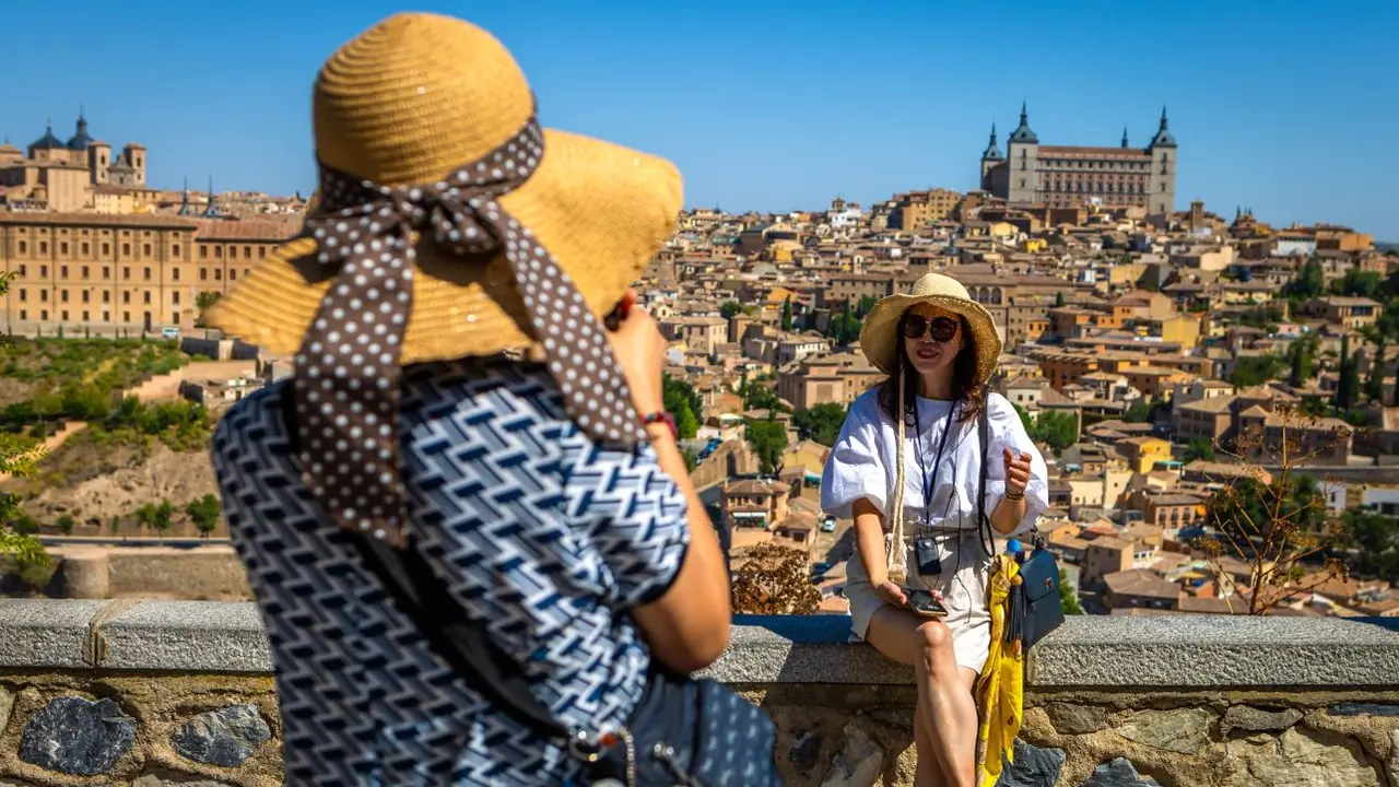 Varios turistas este martes en la ciudad de Toledo que permanece con aviso naranja por altas temperaturas en la cuarta ola de calor de este verano - EFE/Ángeles Visdómine