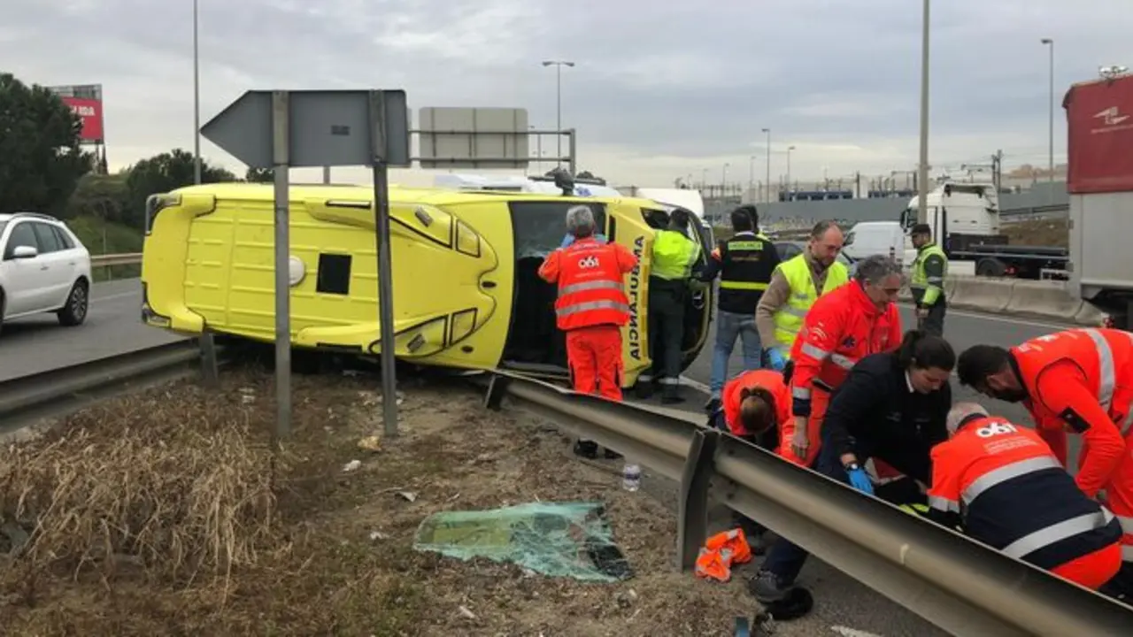 Imagen de archivo de un accidente de tráfico con una ambulancia implicada
