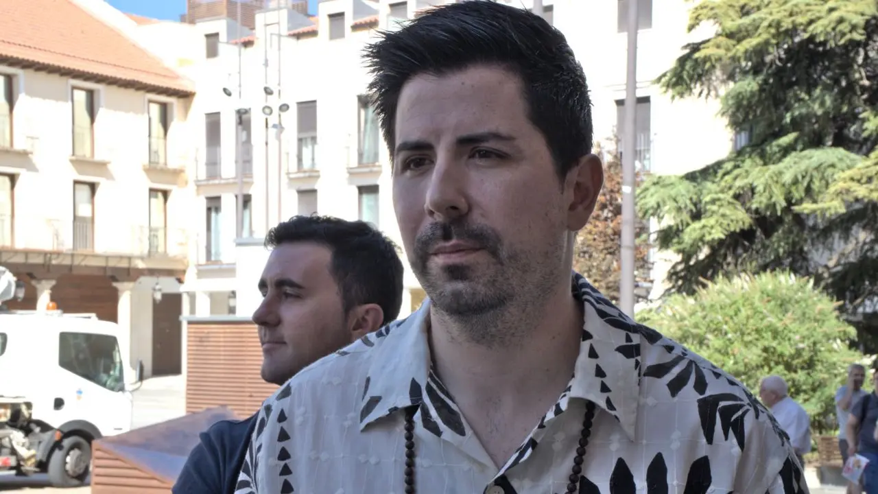 El viceportavoz del PSOE en el Ayuntamiento de Guadalajara, Ignacio de la Iglesia, atendiendo a los medios de comunicación este miércoles