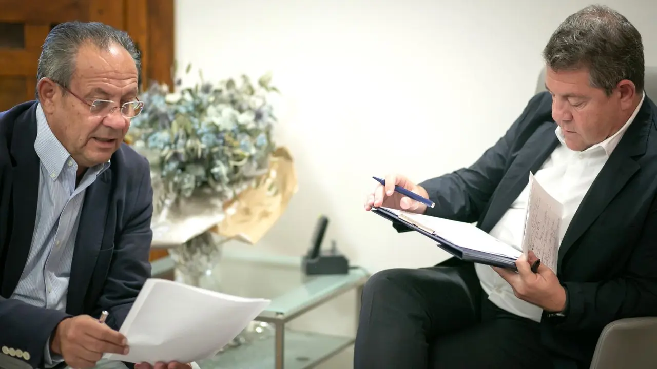 El presidente de Castilla-La Mancha, Emiliano García-Page, se ha reunido con el consejero de Hacienda, Administraciones Públicas y Transformación Digital, Juan Alfonso Ruiz Molina, para tratar las cifras del techo de gasto y el Presupuesto regional para 2024