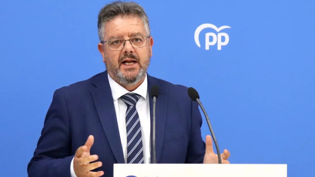 El viceportavoz del PP en las Cortes de Castilla-La Mancha, Juan Antonio Moreno, durante la rueda de prensa que ha ofrecido en la sede de los 'populares' en Toledo
