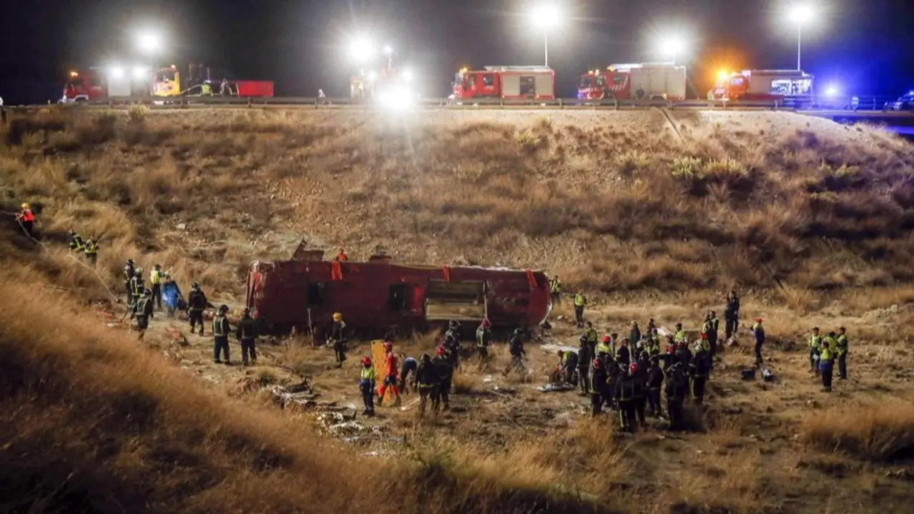 Imagen de archivo de un accidente de tráfico con un autobús implicado tras salirse de la vía y caer por un terraplén