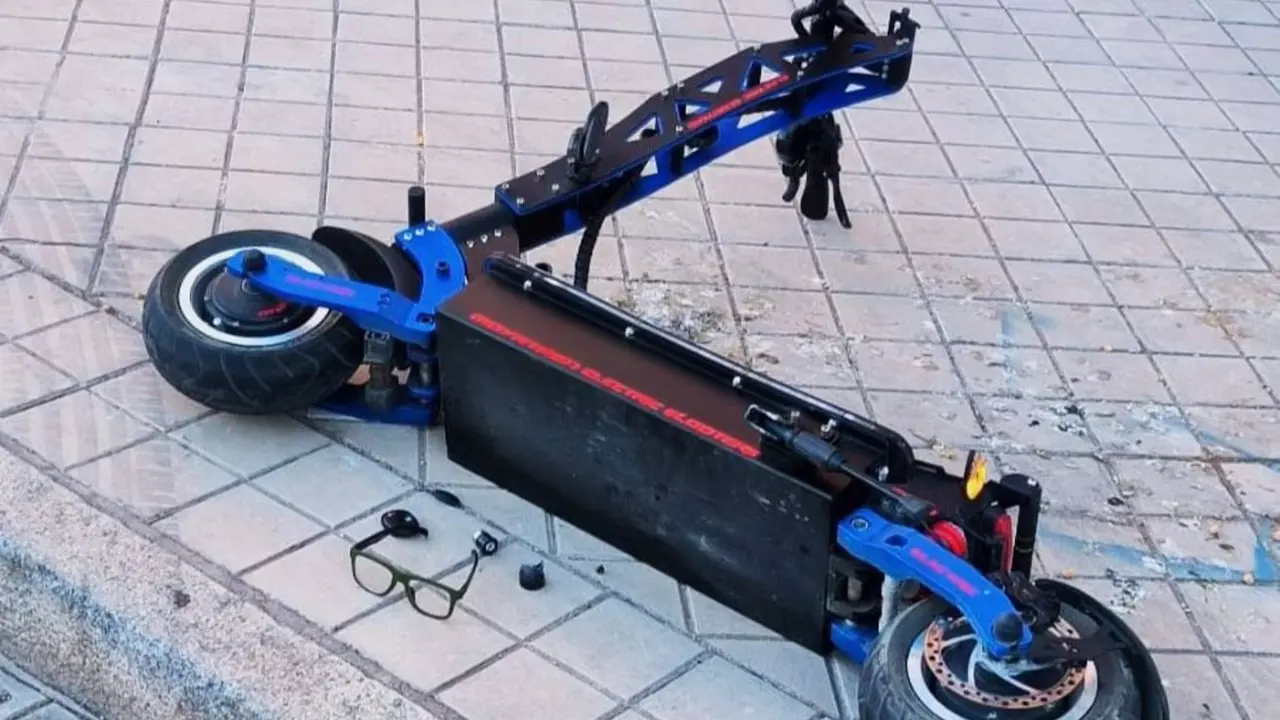 Muere un joven tras un accidente con el patinete eléctrico prestado que conducía