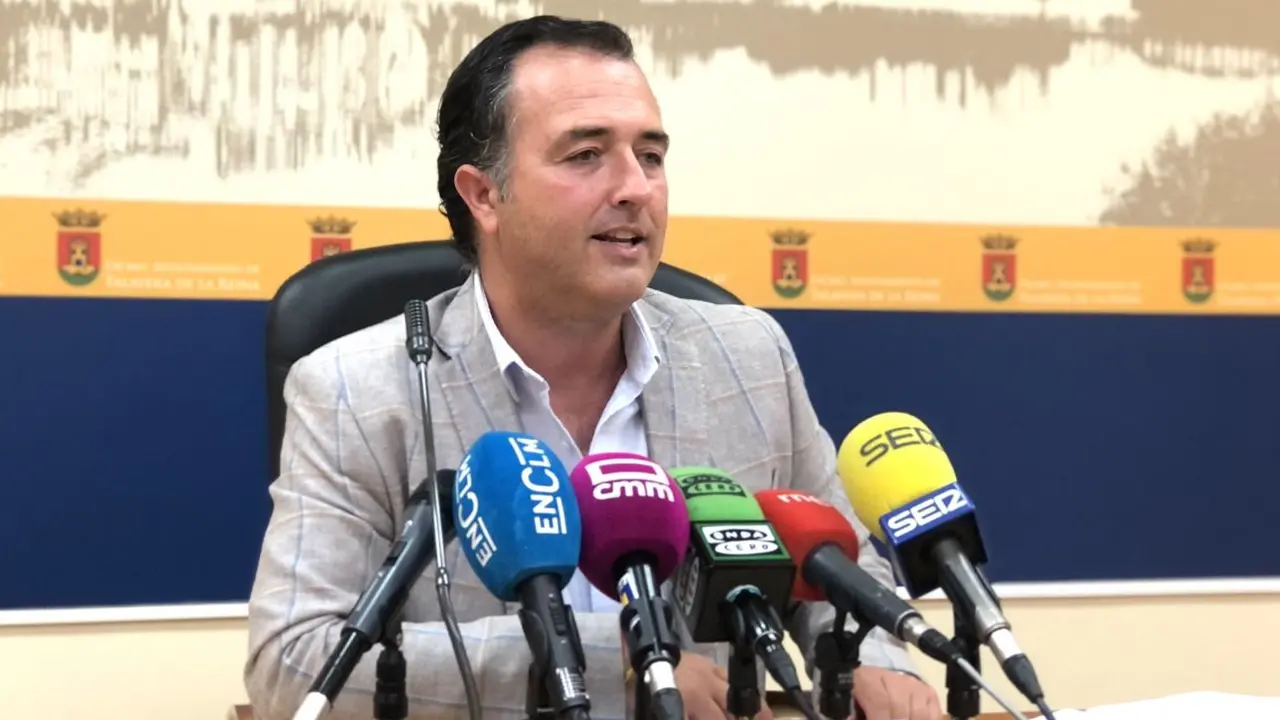 El portavoz de Vox y vicealcalde del Ayuntamiento de Talavera de la Reina (Toledo), David Moreno, durante la rueda de prensa que ha ofrecido en el Consistorio