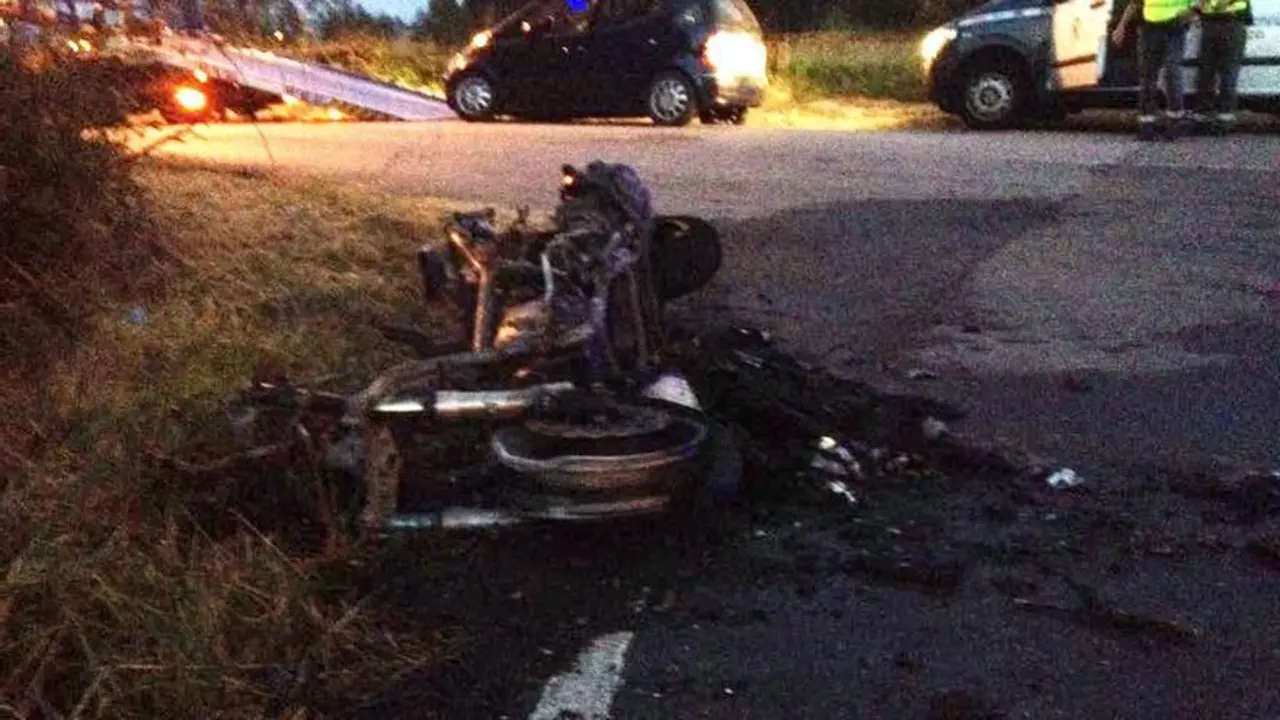 Muere un motorista abrasado vivo al chocar contra un coche e incendiarse la moto