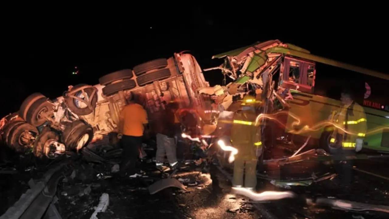 Imagen de archivo de un accidente de tráfico con un autobús y un camión implicados