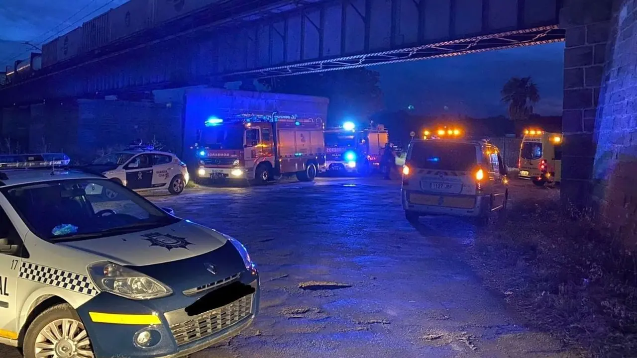 En la imagen de archivo Policía Local, Guardia Civil, Bomberos y ambulancias movilizados en un lugar ante una emergencia, accidente, atropello, choque, colisión, crimen, cadáver,