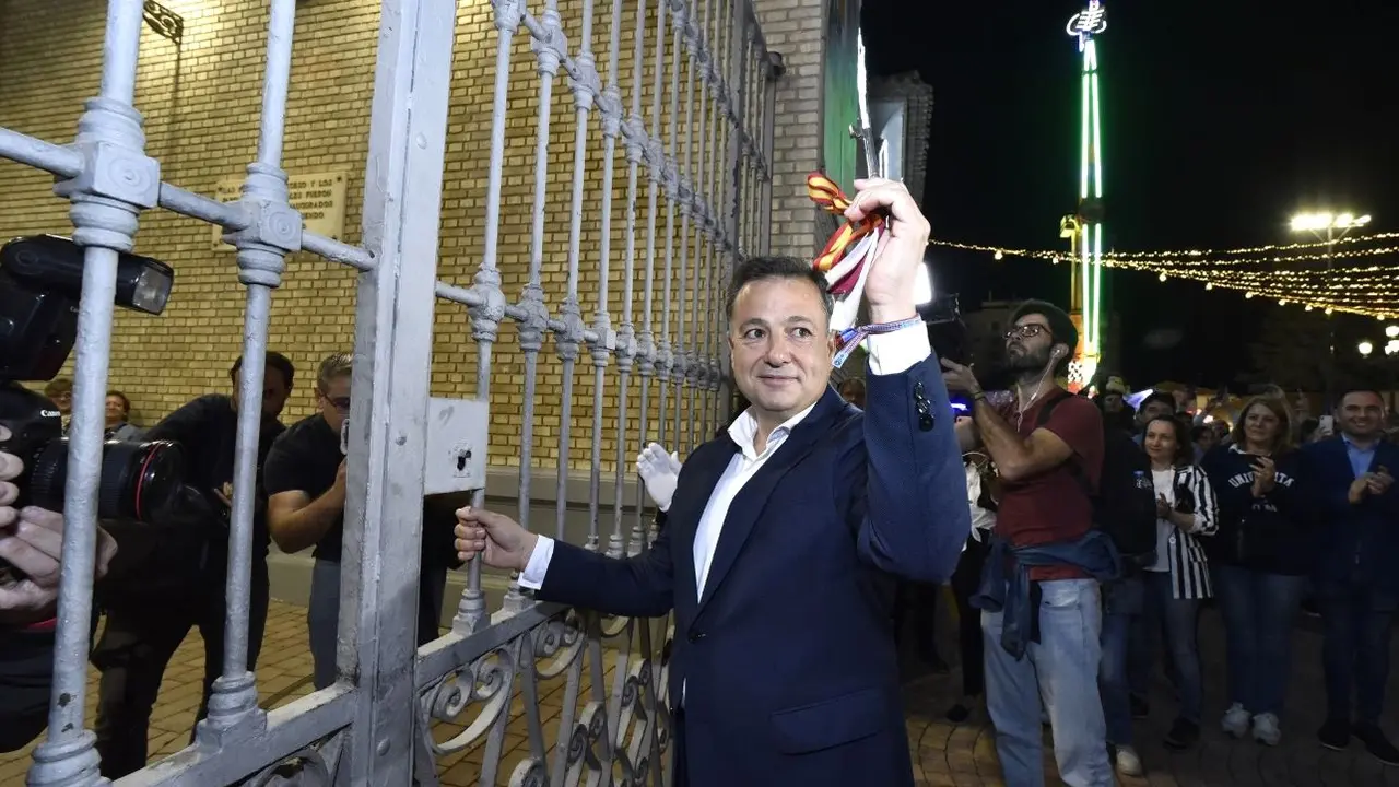 El alcalde de Albacete, Manuel Serrano, cierra la Puerta de Hierros del Recinto Ferial acto con el que se ha puesto fin a la Feria de 2023