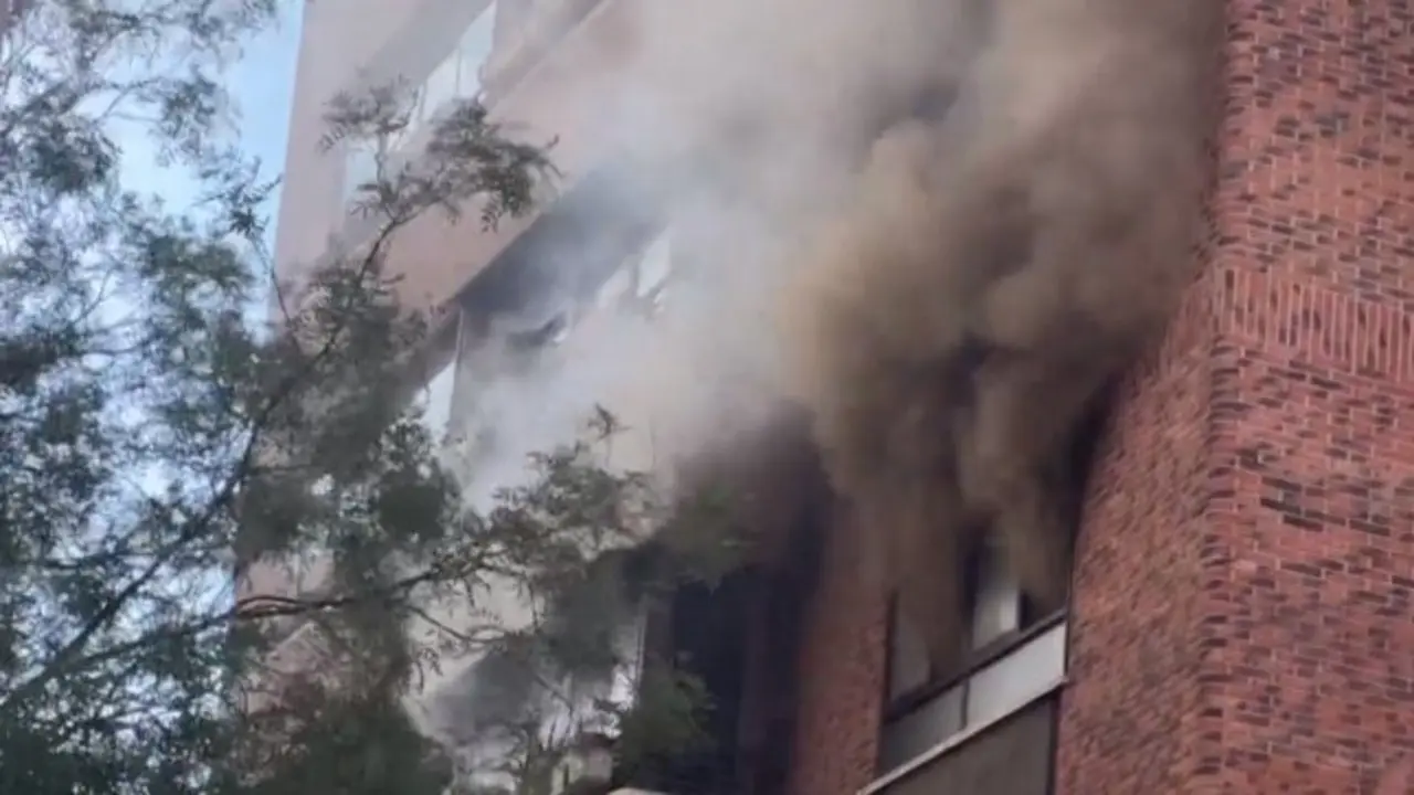 Trágico incendio: dos obreros muertos al quemarse un piso y no poder salir de él