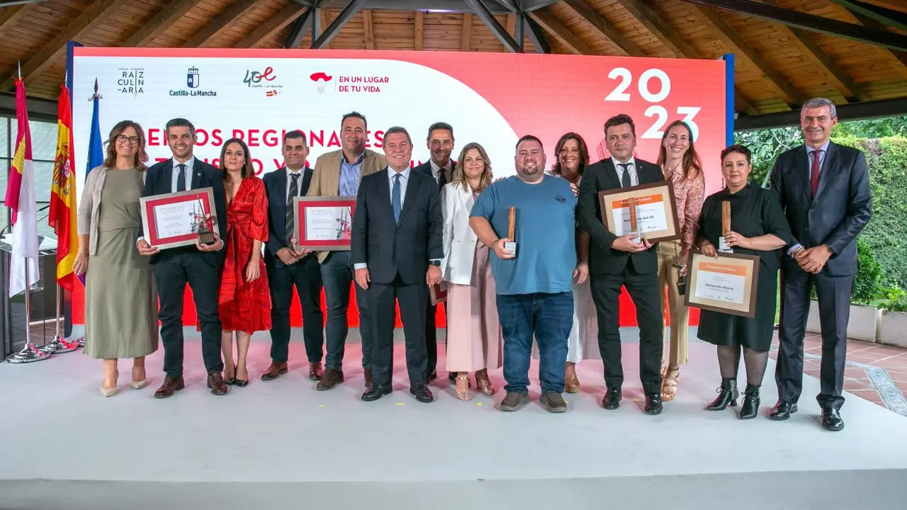 El presidente de Castilla-La Mancha, Emiliano García-Page ha presidido la entrega de los Premios Raíz Culinaria 2022 y los Premios Regionales de Turismo 2023, que se han celebrado en el restaurante ‘Jardines de Consuegra’