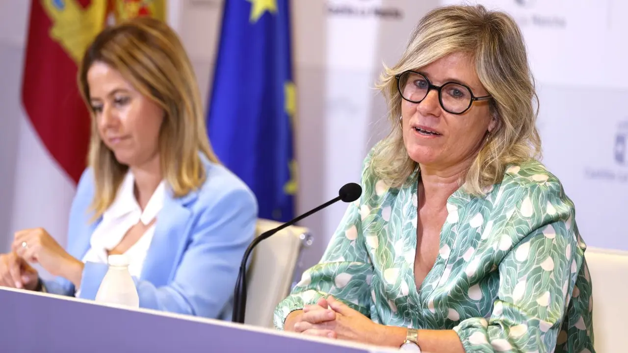 La directora General de Cuidados y Calidad del Sescam, Montserrat Hernández (i), y la directora General de Salud Pública, Laura Ruiz (c), informan del inicio de la administración del monoclonal Nirsevimab frente al Virus Respiratorio Sincitial, causante de la bronquiolitis en los bebés - EFE/ Ismael Herrero