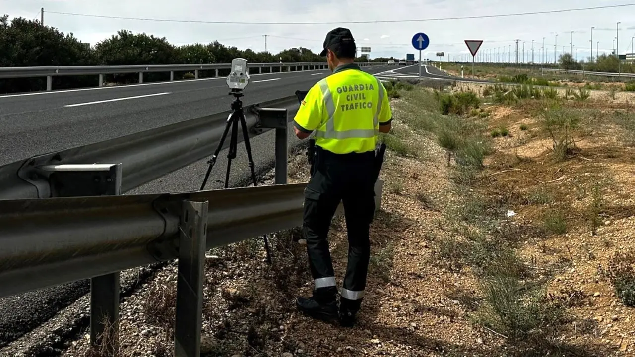 Investigado un conductor que circulaba a 232 km/hora por la AP-36 en Albacete, tráfico, radar, velocidad, agente, Guardia Civil de Tráfico, control