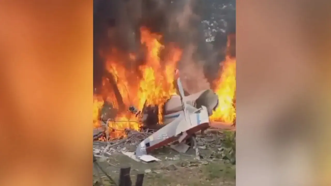 VIDEO. Al menos dos muertos al caer una avioneta sobre un parque en plena calle