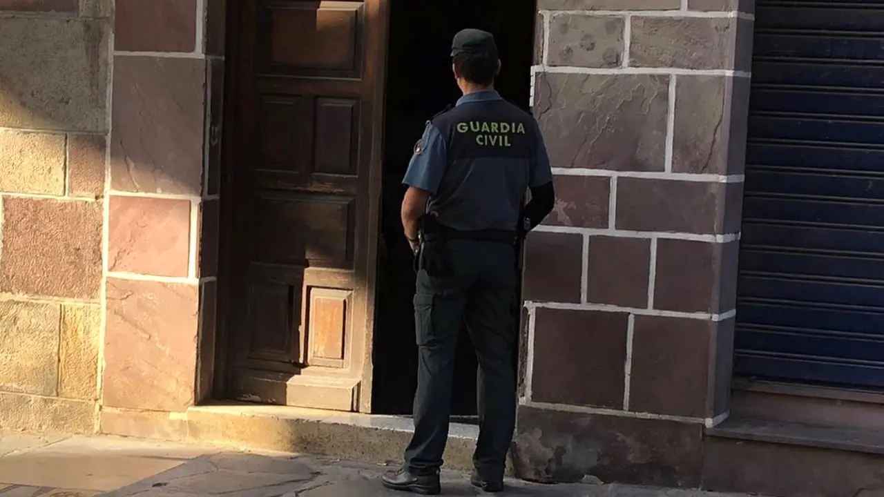 Muere un joven de 25 años al explotar un aparato electrónico mientras dormía, asesinato, cadáver, Guardia Civil, agente, detenido, violencia de género,