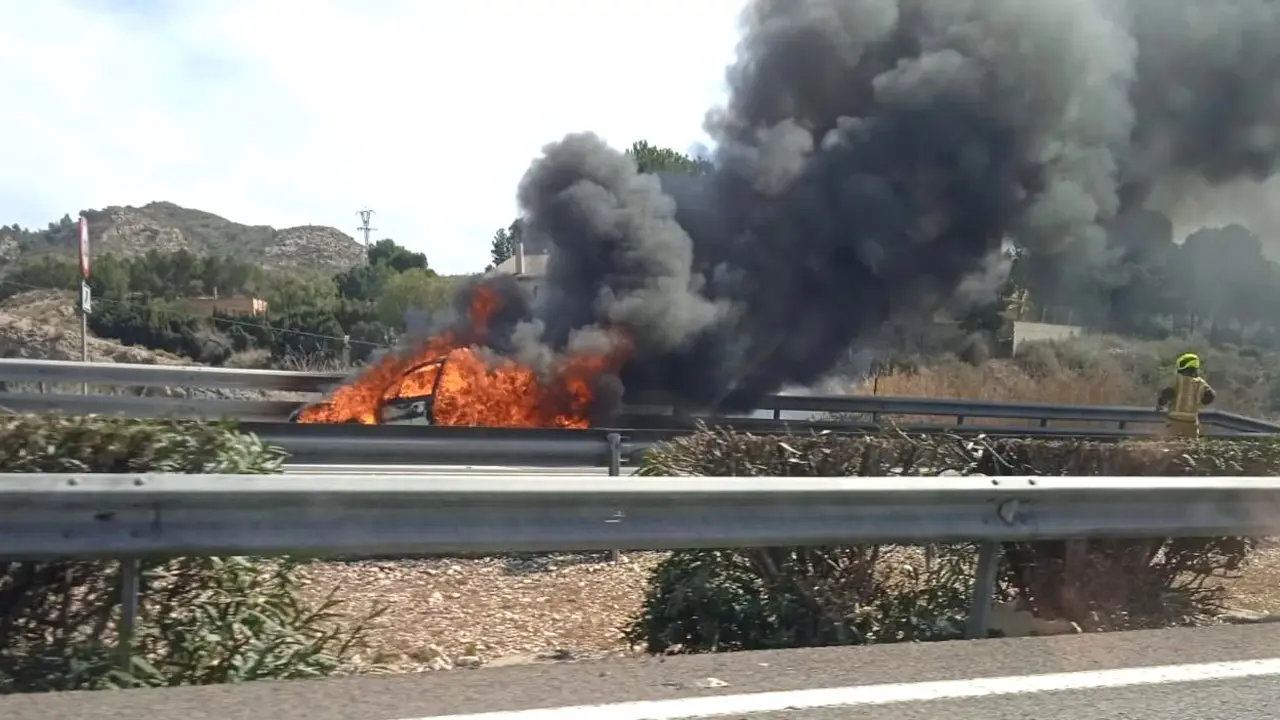 Muere un conductor tras chocar con la mediana e incendiarse su vehículo, incendiado, ardiendo,