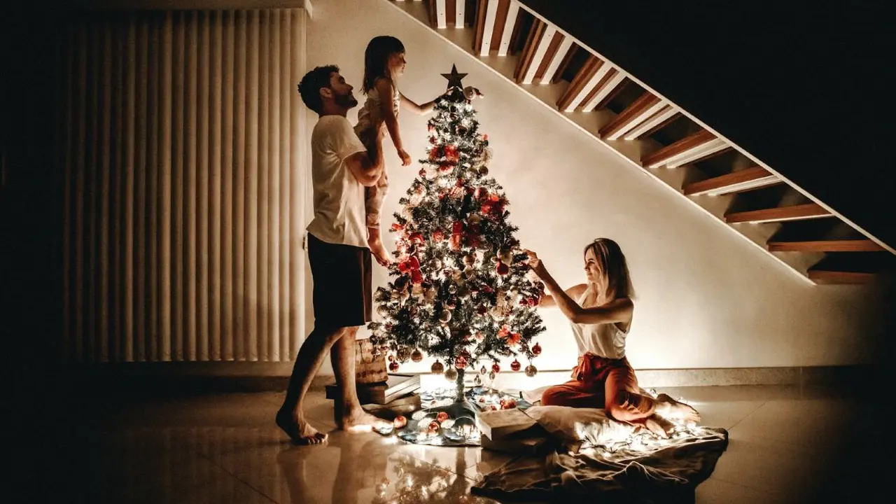 Tradiciones navideñas para adoptar este año, Navidad, árbol de navidad, regalos, infancia,