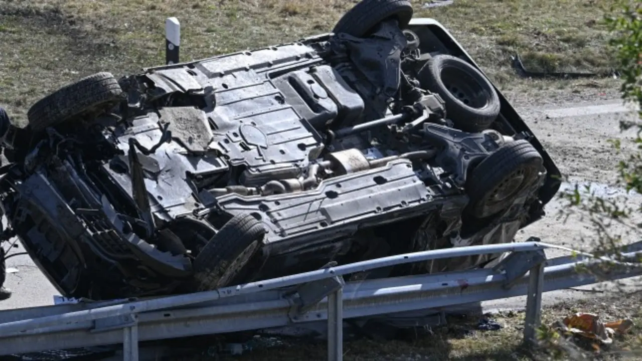 accidente de tráfico, furgoneta, choque, colisión, salida de vía, salirse de la vía