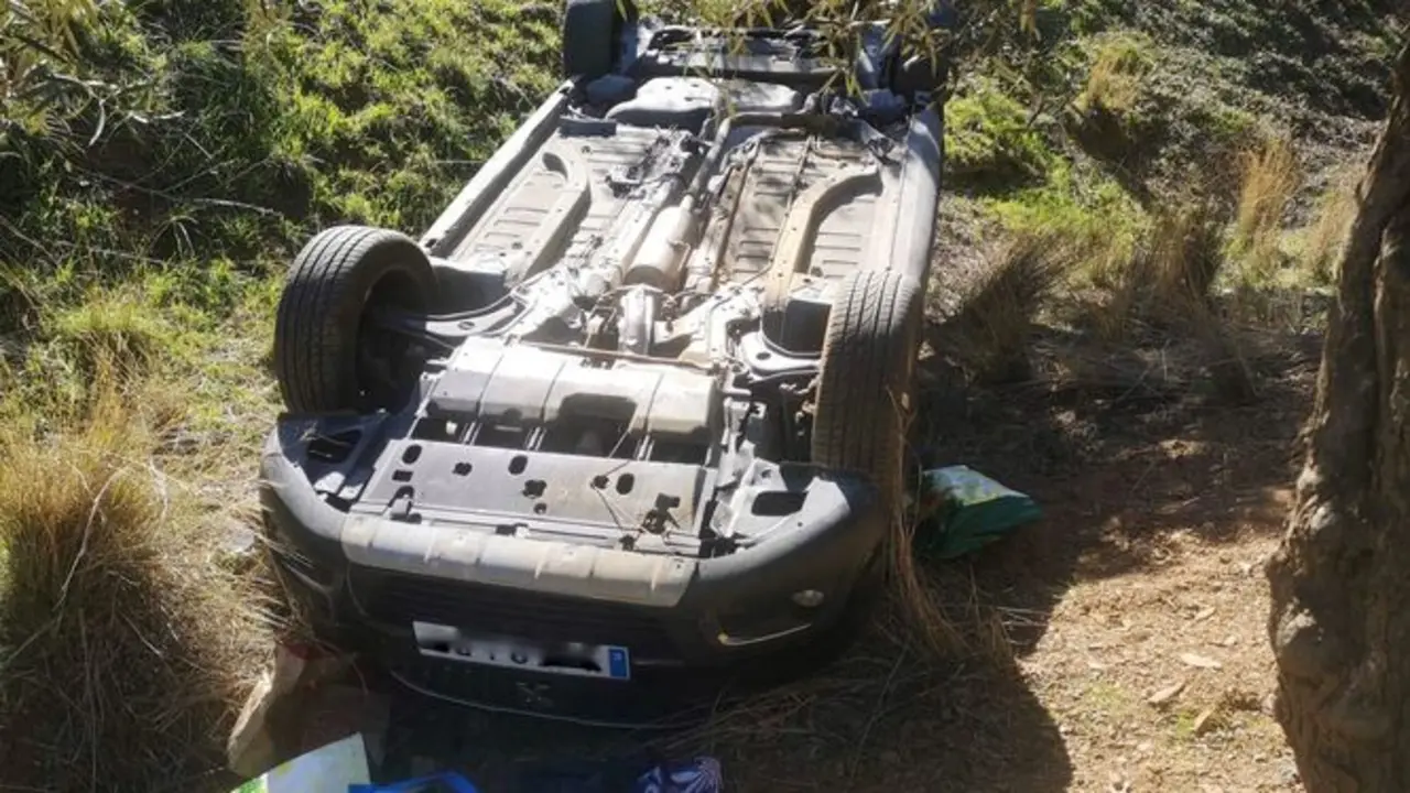 accidente de tráfico, choque, colisión, salida de vía, salirse de la vía y volcar, coche volcado,