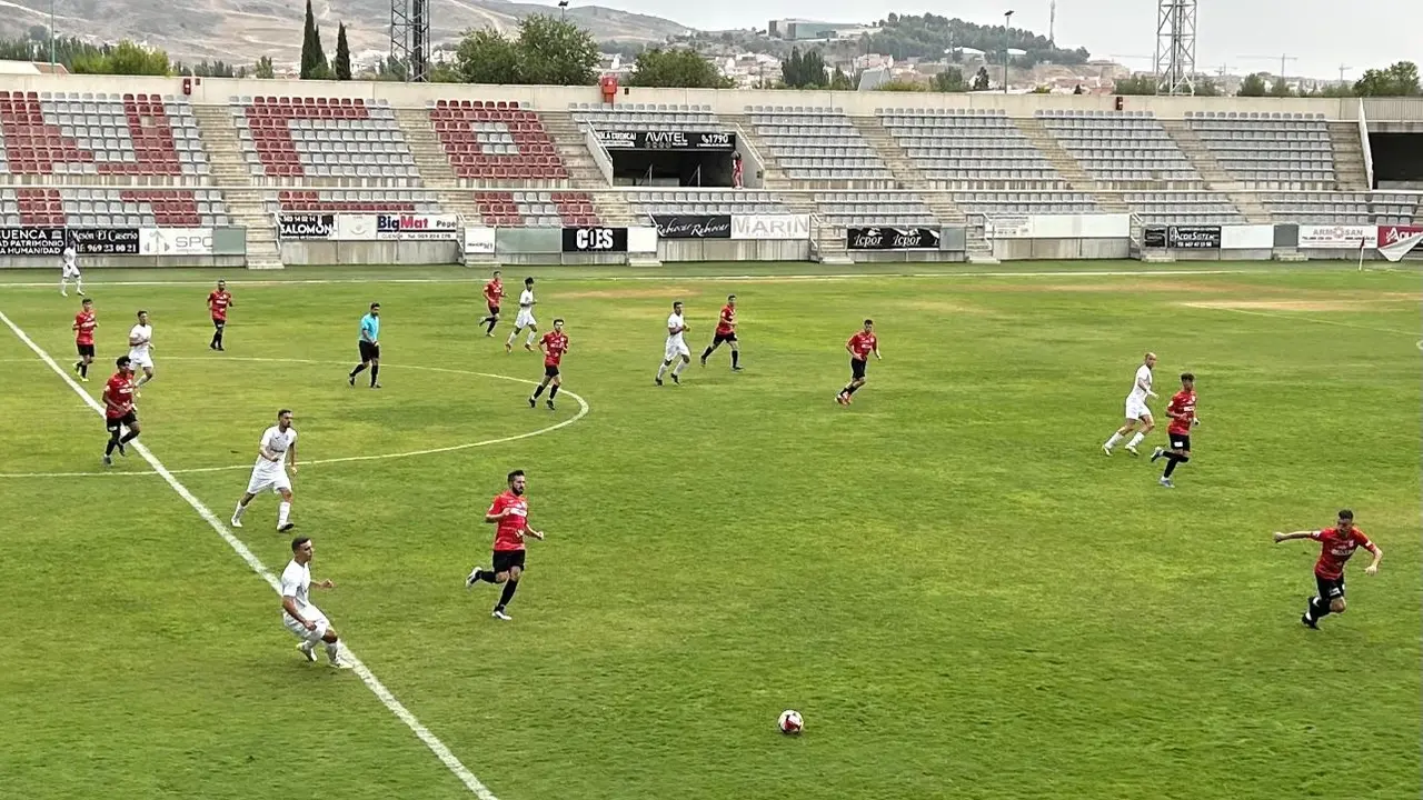 El Ayuntamiento de Cuenca convoca las ayudas a clubes deportivos 2023 por valor de 200.000 euros. En la imagen de archivo un partido en La Fuensanta entre el Conquense y el San José Obrero
