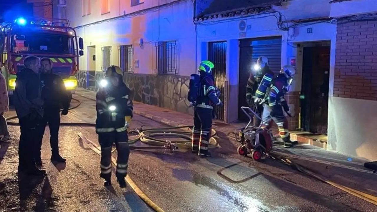 Tres personas afectadas por inhalar humo en un incendio en una casa en Consuegra (Toledo)