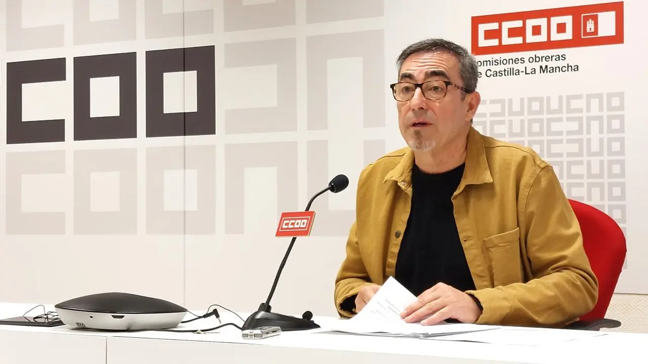 El secretario general de CCOO Castilla-La Mancha, Paco de la Rosa, durante la rueda de prensa que ha ofrecido en la sede del sindicato