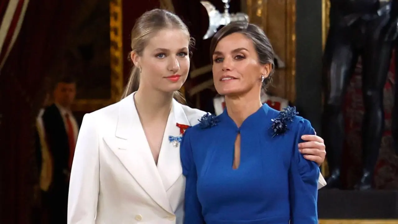 En la imagen de archivo la princesa Leonor junto a la reina Letizia tras jurar la Constitución en su 18 cumpleaños