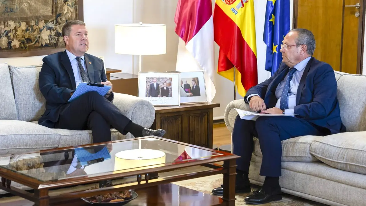 El presidente de Castilla-La Mancha, Emiliano García-Page, reunido con el consejero de Hacienda, Administraciones Públicas y Transformación Digital, Juan Alfonso Ruiz Molina - Archivo