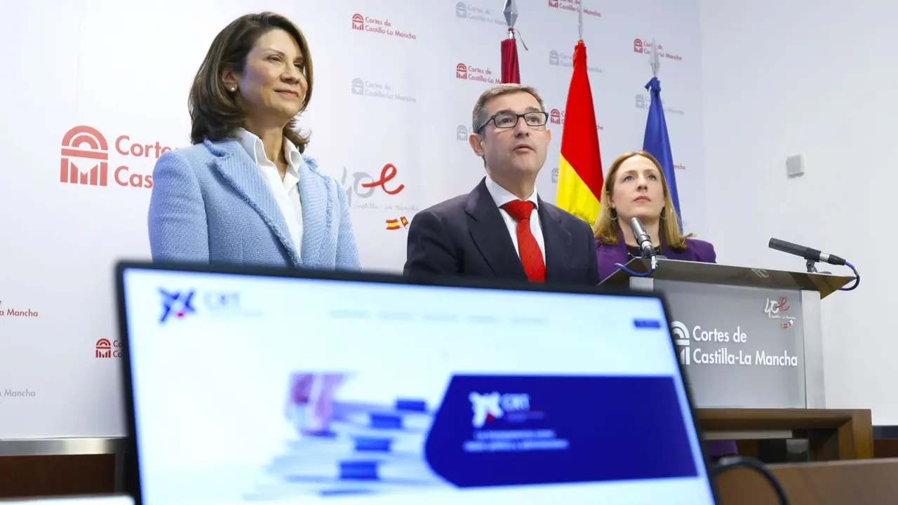 El presidente del Consejo Regional de Transparencia y Buen Gobierno, Fernando Muñoz, acompañado de las adjuntas primera y segunda, Elena Carrasco y María Jesús Villaverde, presenta la sede electrónica y la página web del organismo