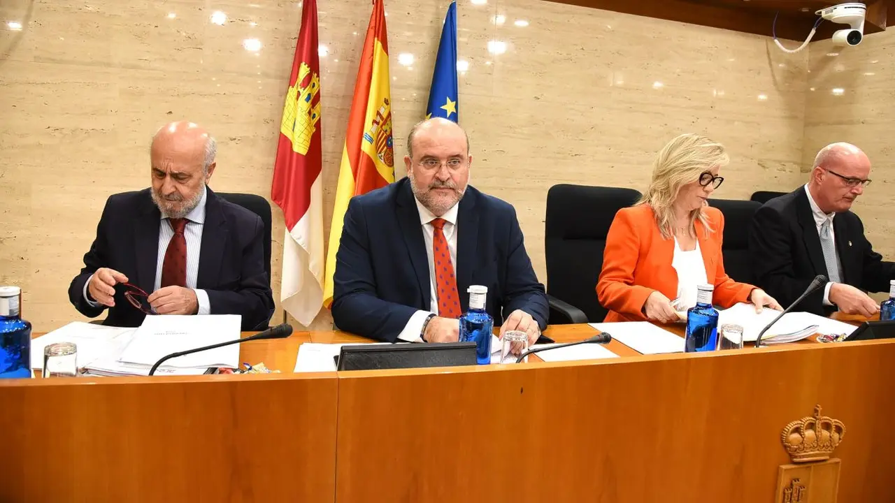 El vicepresidente primero del Gobierno de Castilla-La Mancha, José Luis Martínez Guijarro, comparece en la Comisión de Economía y Presupuestos de las Cortes de Castilla-La Mancha