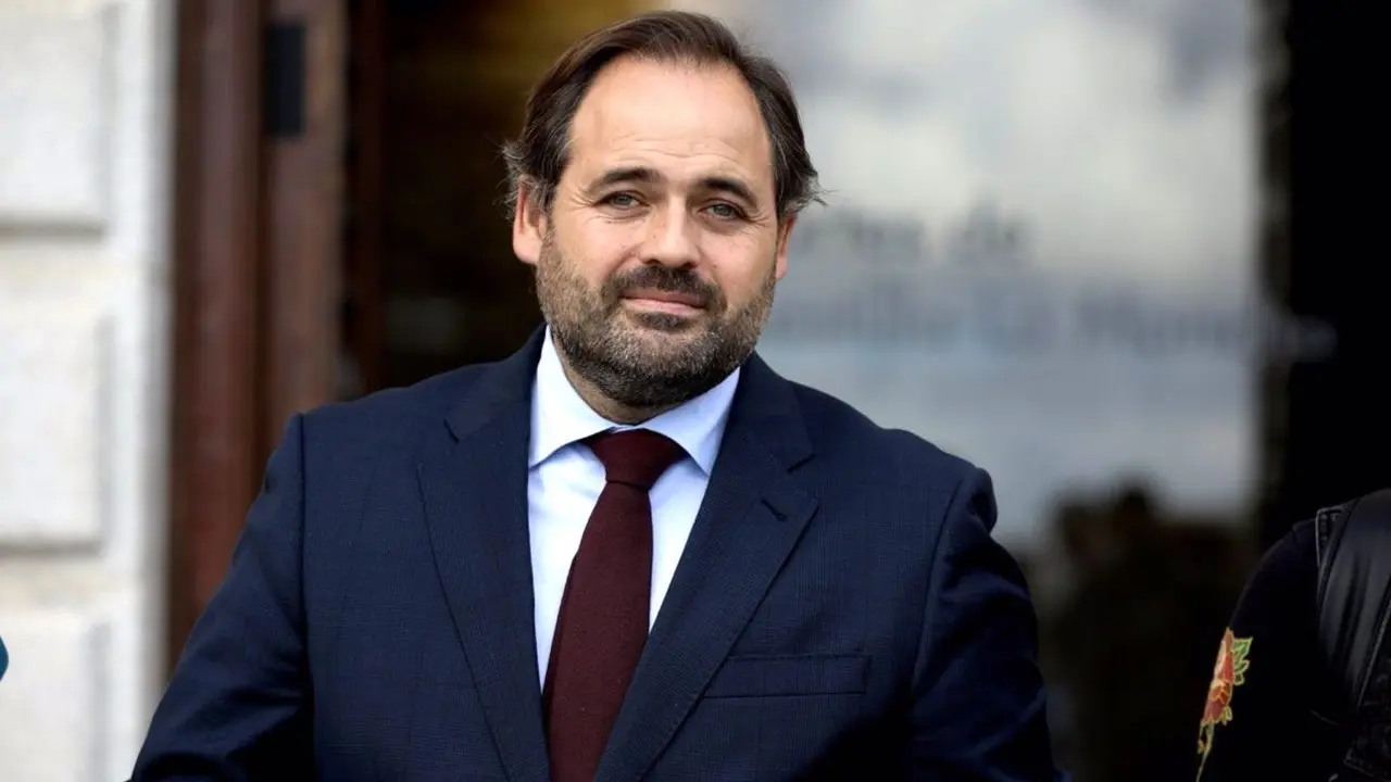 El presidente del PP de Castilla-La Mancha, Paco Núñez, atendiendo a los medios de comunicación a las puertas de las Cortes regionales