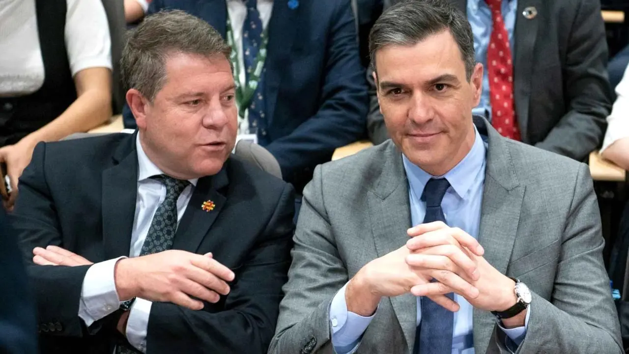 El presidente de Castilla-La Mancha, Emiliano García-Page, y el del Gobierno de España, Pedro Sánchez, en una imagen de archivo