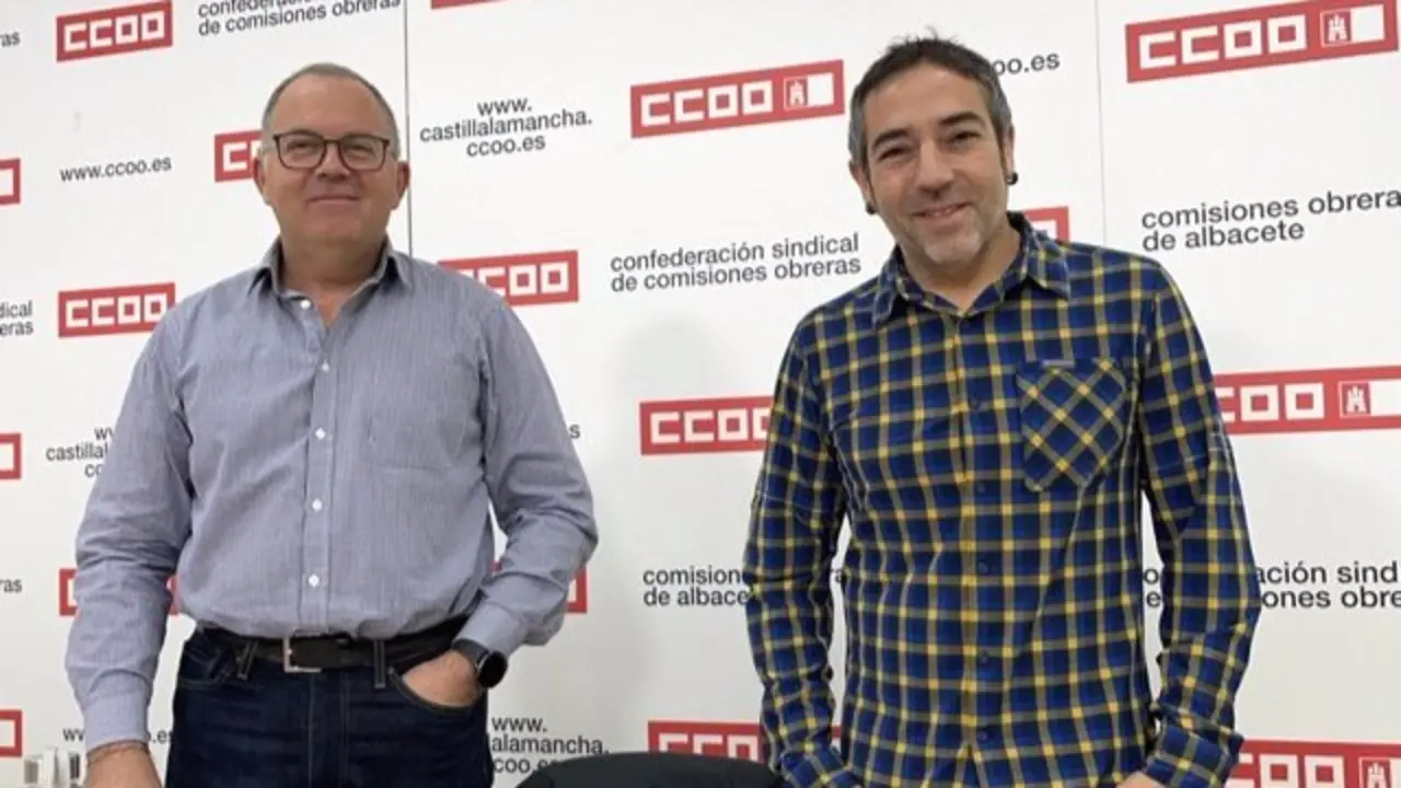 Los dirigentes de CCOO en Geacam, Manuel Amores y Paco Villarta, respectivamente, durante la rueda de prensa que han ofrecido en Albacete