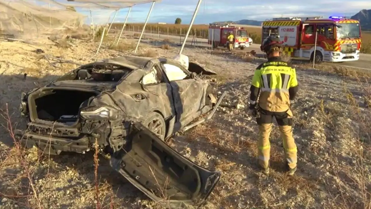 accidente de tráfico, salida de vía, salirse de la vía, incendiado, ardiendo, choque, colisión,