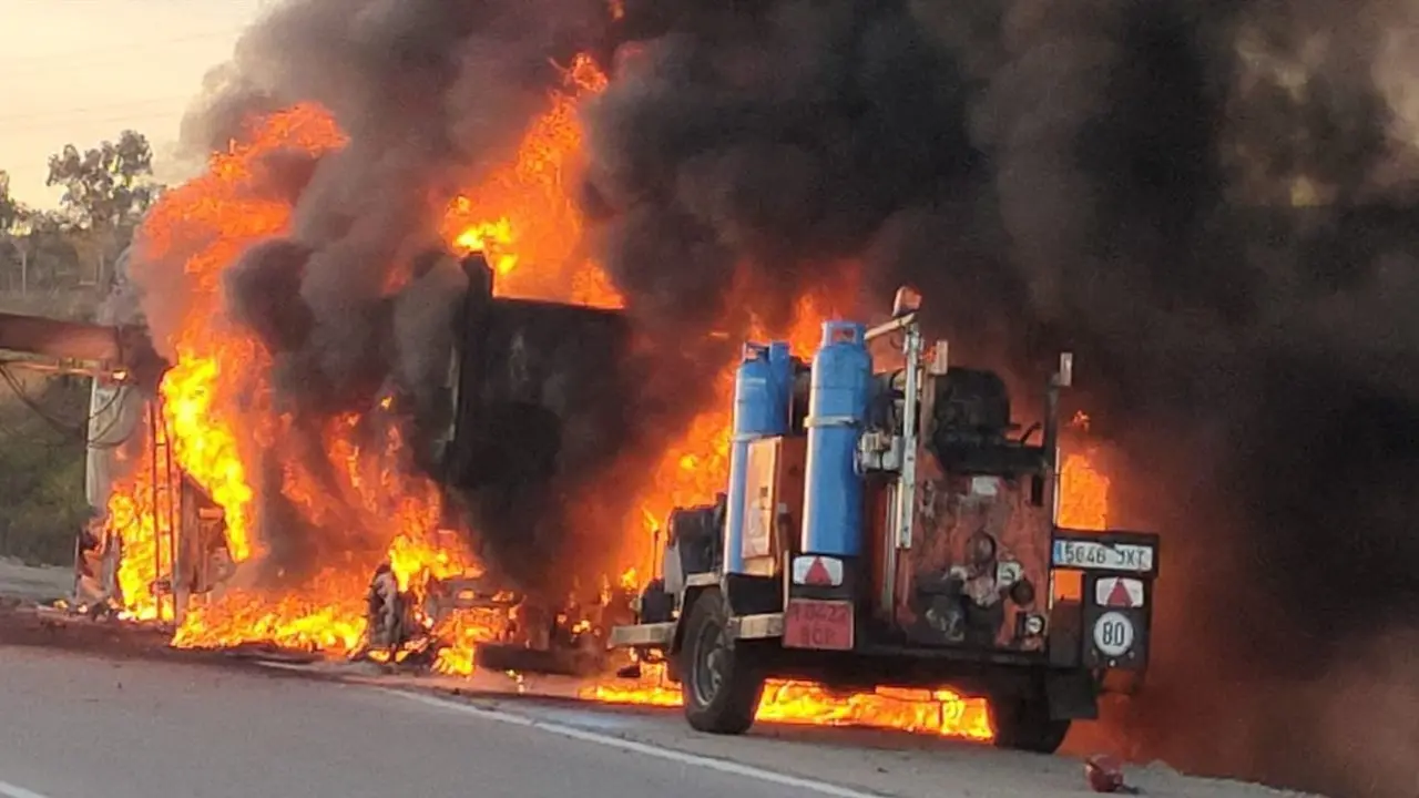Un incendio en un camión, sin heridos, obliga al corte de la A-5 en Talavera de la Reina (Toledo)