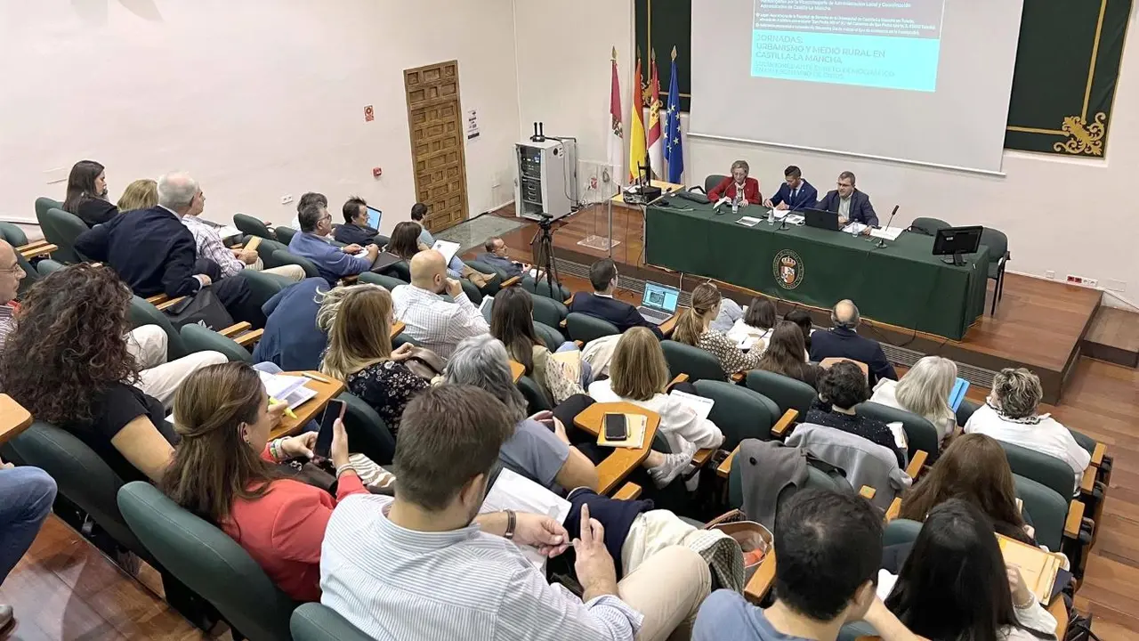 En la imagen de archivo Secretarios e Interventores Interinos de Castilla-La Mancha en una jornada formativa