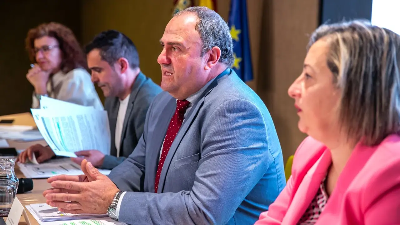 El consejero de Agricultura, Ganadería y Desarrollo Rural, Julián Martínez Lizán, preside la reunión del Comité Regional Vitivinícola que tiene lugar en la sede de la Consejería de Agricultura, Ganadería y Desarrollo Rural