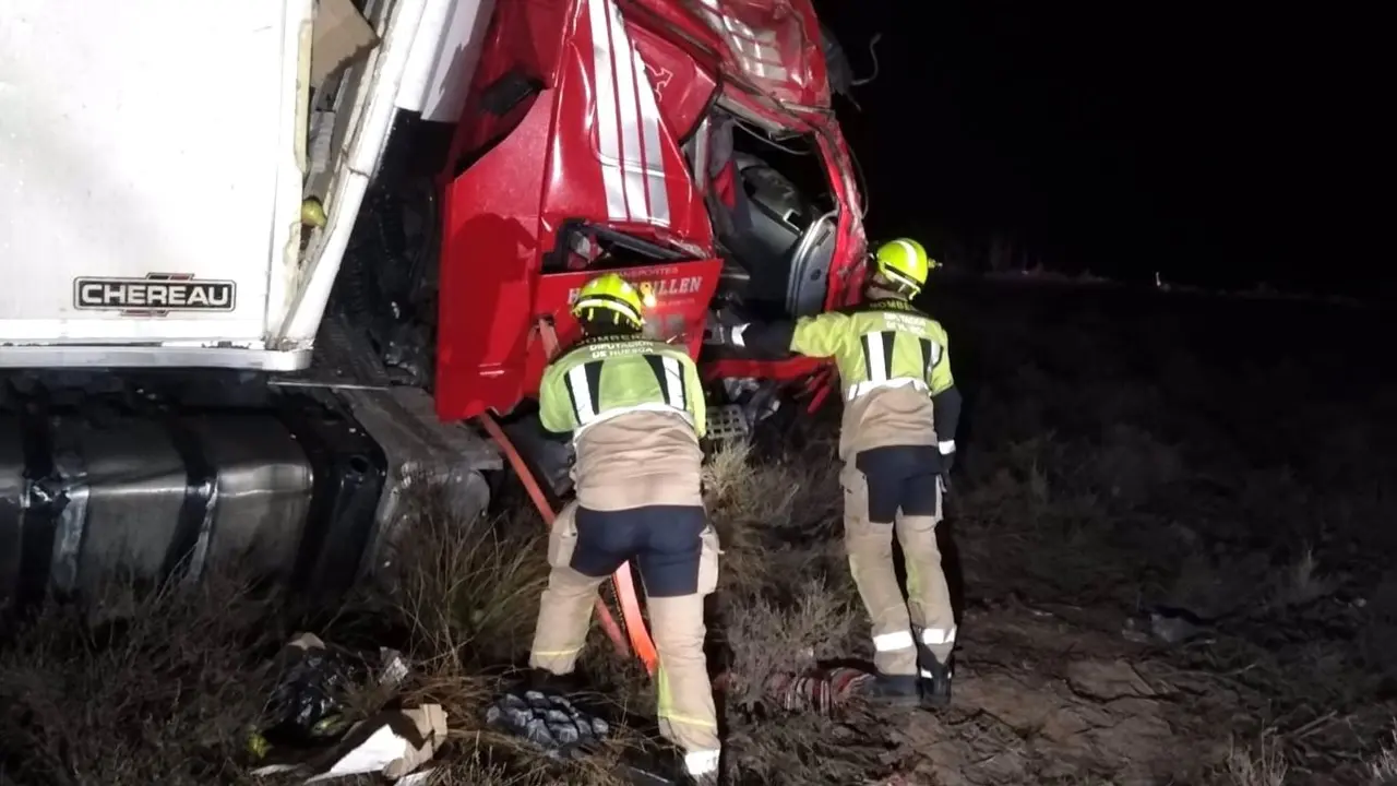 Muere un conductor tras salirse de la carretera su camión y caer por un terraplén