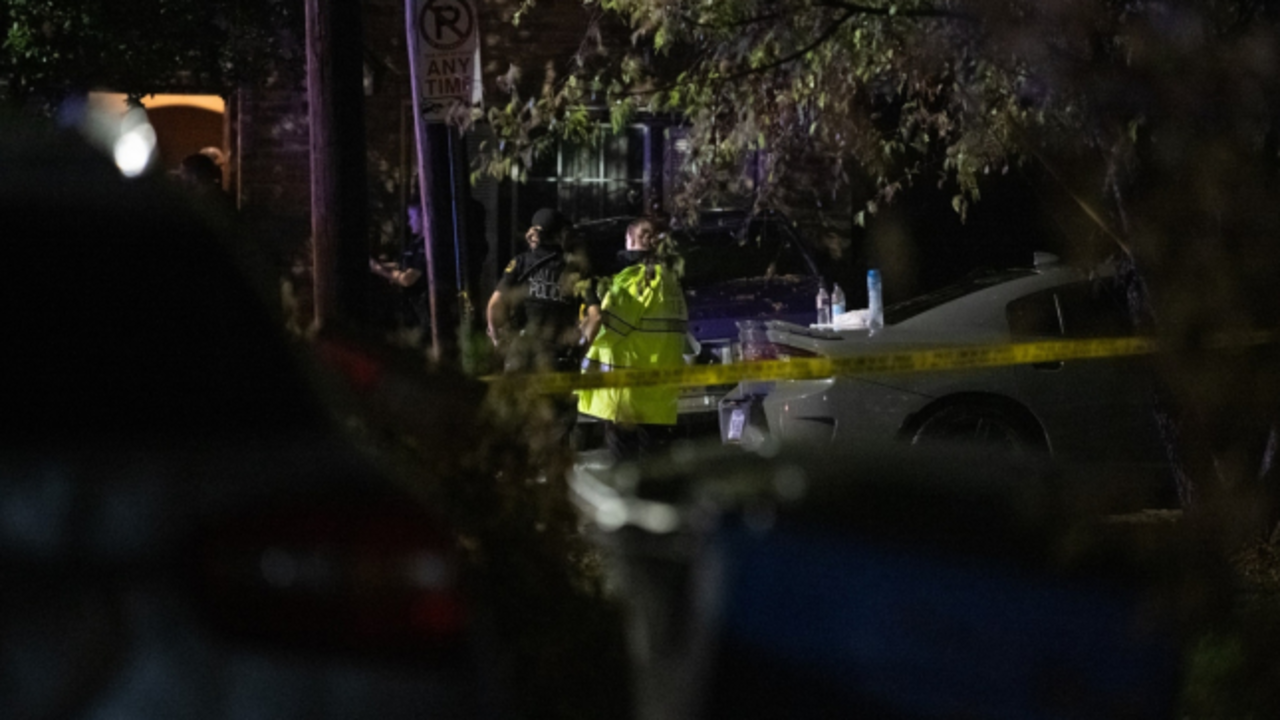 Entra en casa de sus vecinos y asesina a tiros a 3 adultos y a un bebé de un año, policía, cadáver, tiroteo,