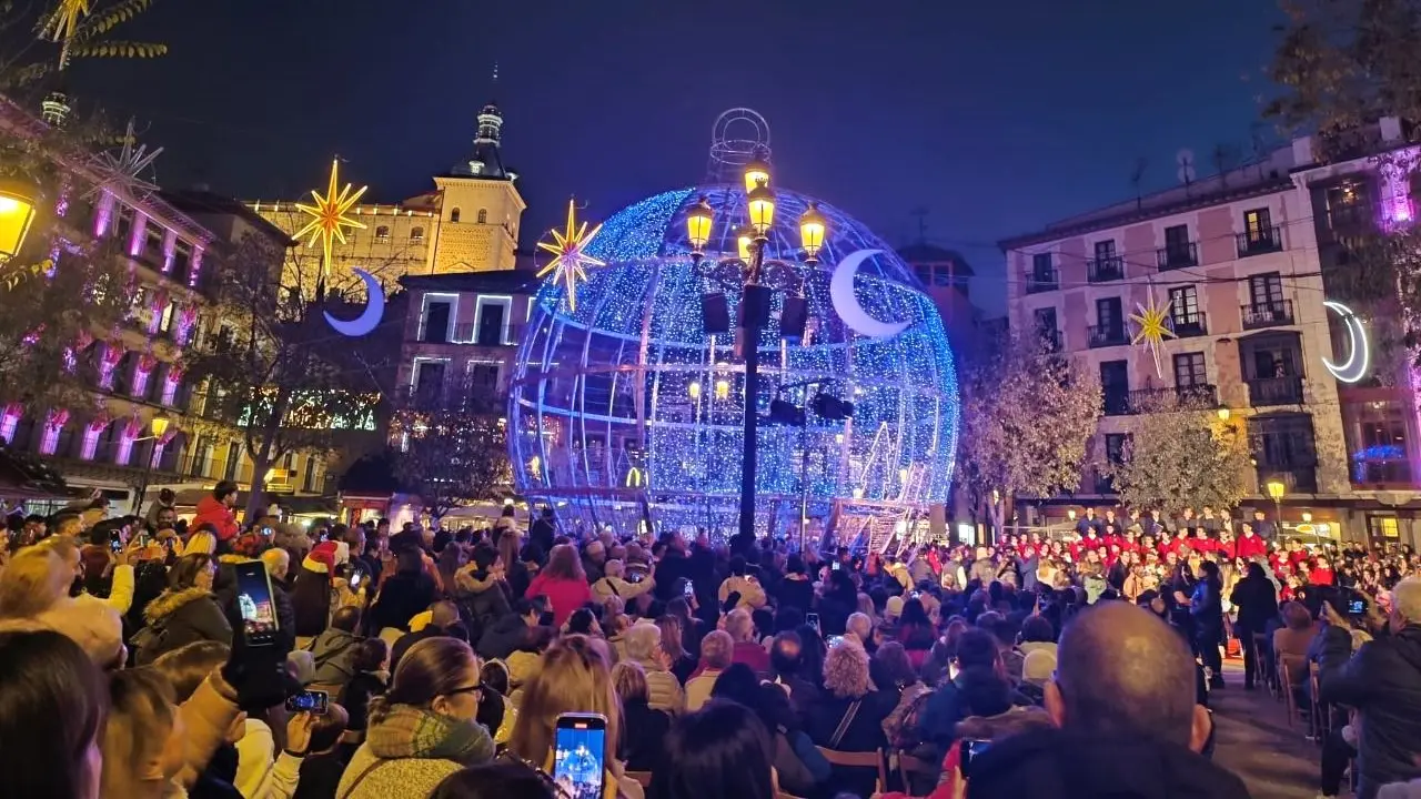 En la imagen la popular Plaza de Zocodover de Toledo estrenando la iluminación de la Navidad del año 2023