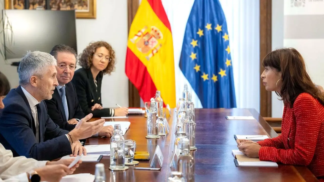 La ministra de Igualdad, Ana Redondo, se reúne con el ministro del Interior, Fernando Grande-Marlaska, para conocer el funcionamiento del sistema de vigilancia para víctimas de violencia de género 'Viogén'