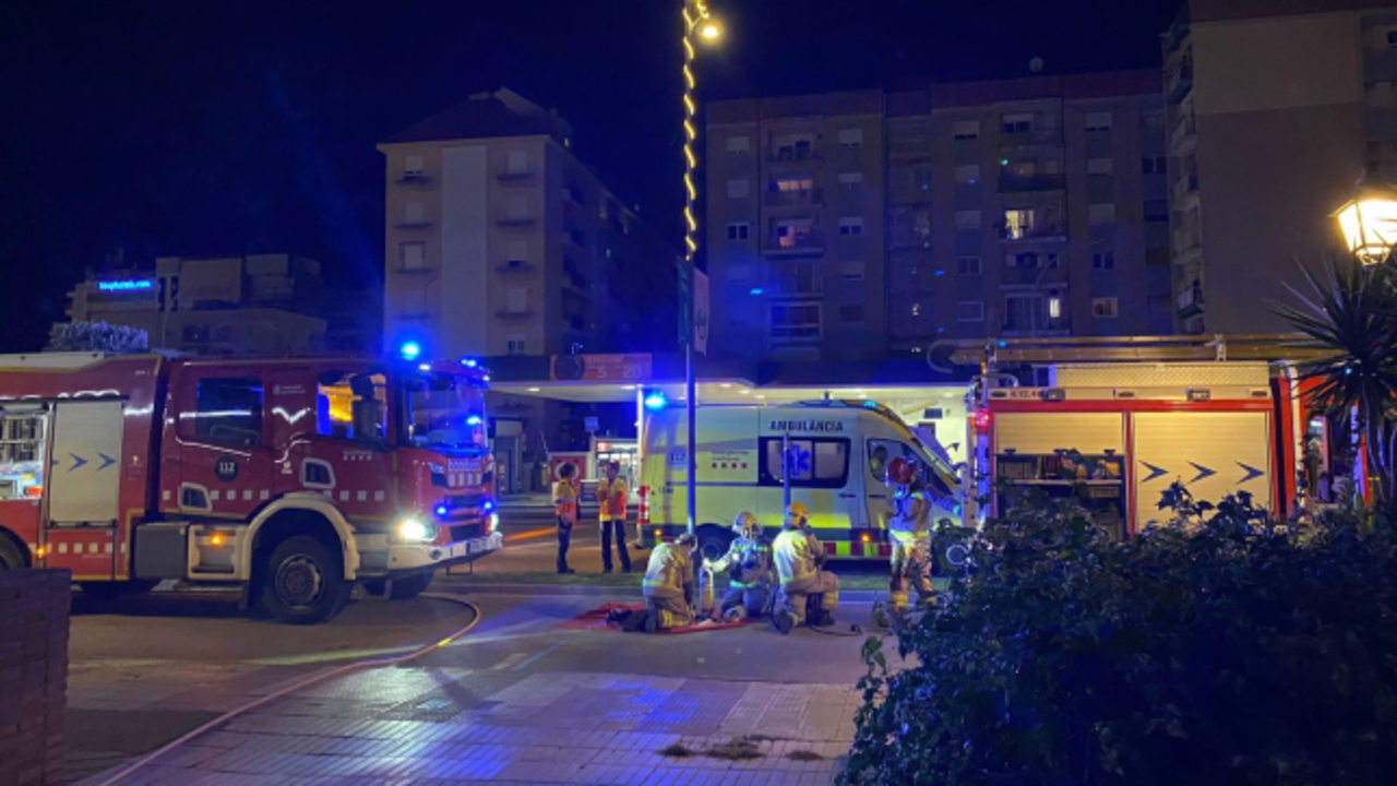 Prenden fuego a un piso y atacan a policías con bates de béisbol y objetos punzantes, bomberos, ambulancia, policía,