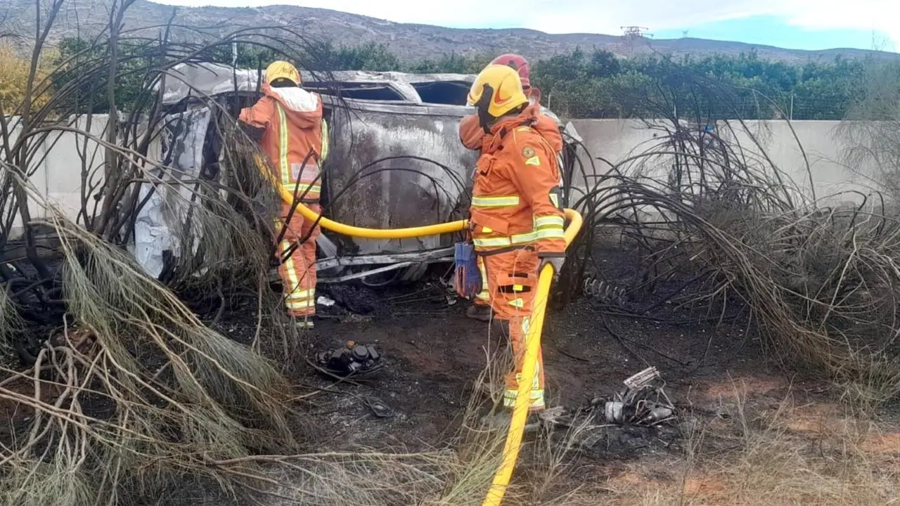 Muere una persona calcinada dentro de un vehículo tras un accidente en la A-35, accidente de tráfico, coche ardiendo, incendiado, incendiarse, incendio, bomberos, fuego