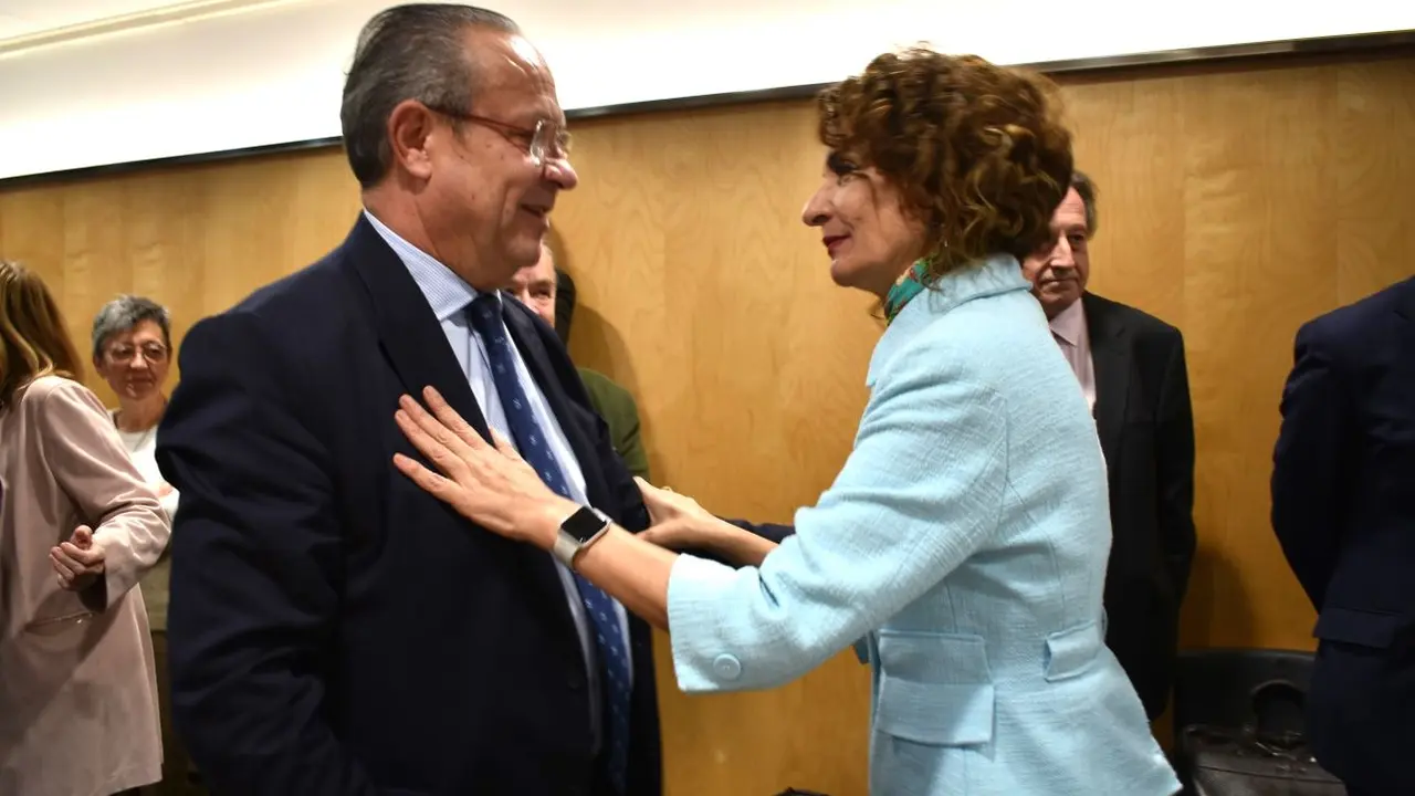 El consejero de Hacienda, Administraciones Públicas y Transformación Digital, Juan Alfonso Ruiz Molina, se saluda con la ministra de Hacienda, María Jesús Montero, en el pleno del Consejo de Política Fiscal y Financiera (CPFF), que se ha celebrado en la sede del Ministerio