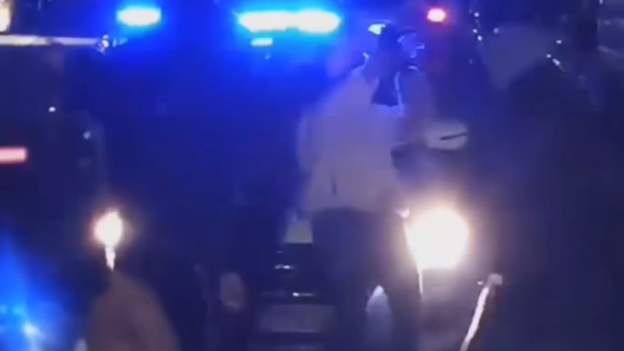 VIDEO. Bandas atacan brutalmente a la policía en un encuentro de coches tuneados