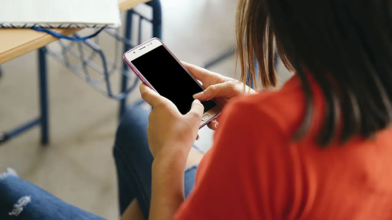  Prohibición del móvil en las aulas de Castilla-La Mancha: un esfuerzo contra el bullying 