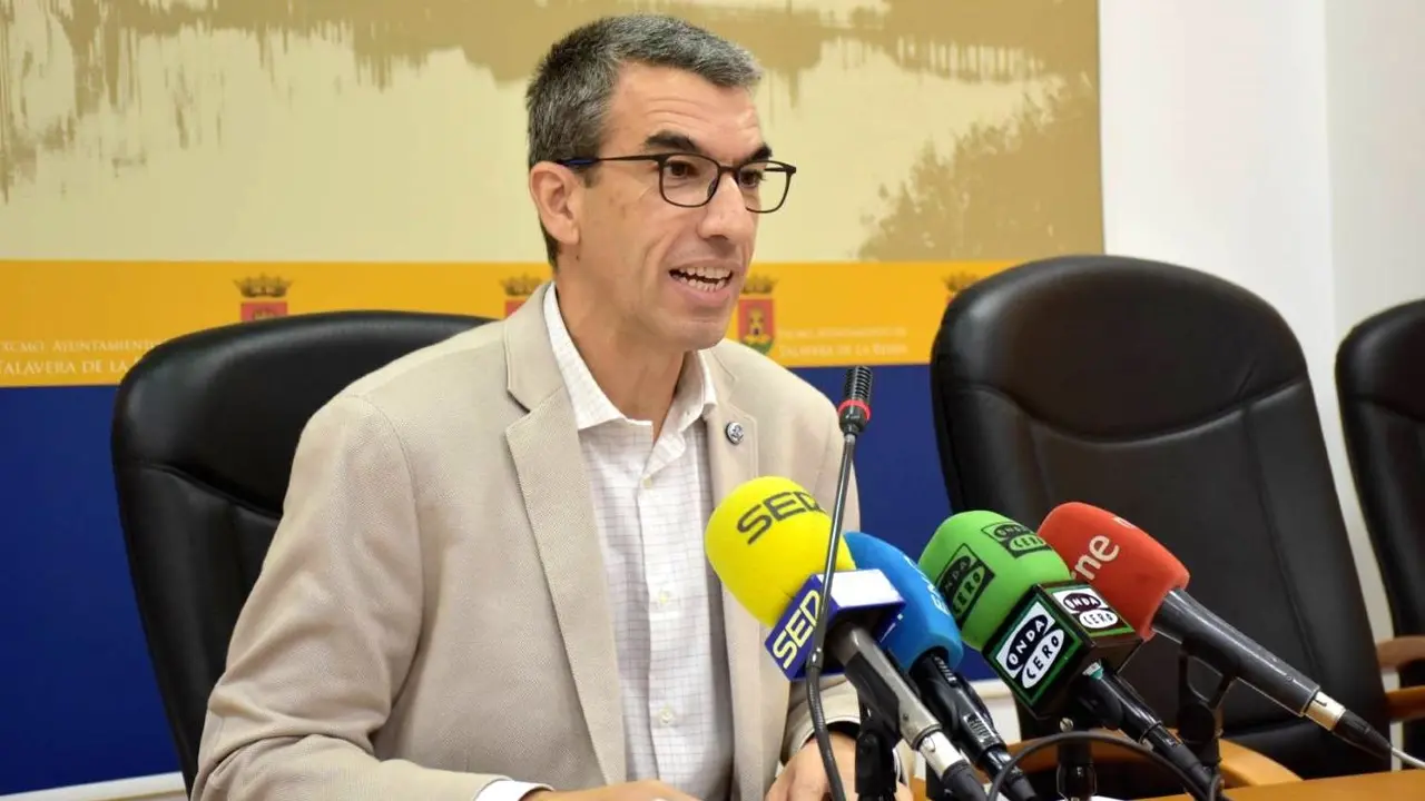 El portavoz del PSOE en el Ayuntamiento de Talavera de la Reina (Toledo), Luis Enrique Hidalgo, durante la rueda de prensa que ha ofrecido
